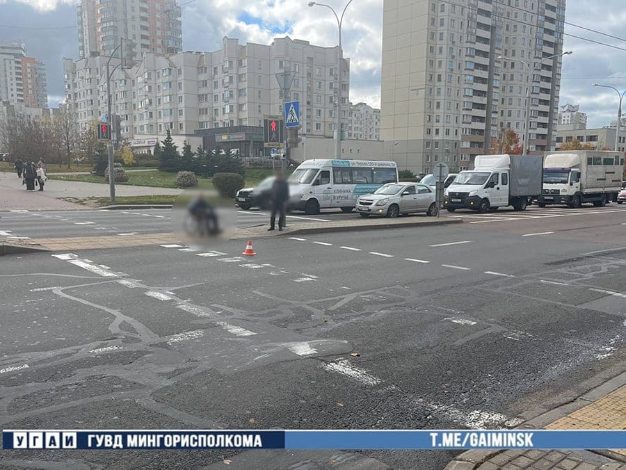 Грузовик сбил водителя электровелосипеда на ул. Казимировской