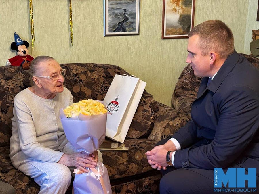 В Заводском ветеран труда отмечает 100-летие. Ее поздравил глава района