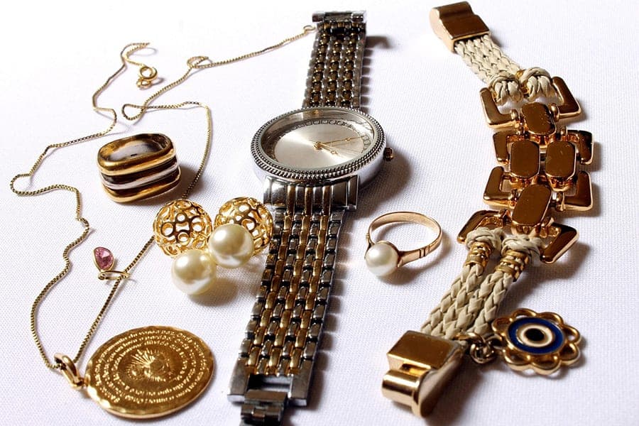 For a year, a Minsk resident took out the jewelry of the landlady of the apartment and handed them over to the pawnshop
