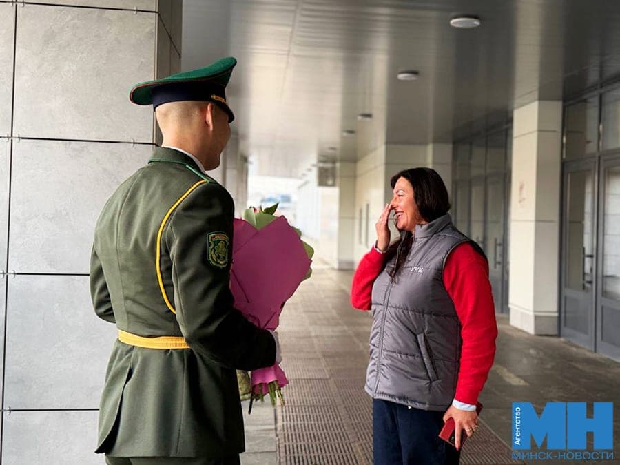 Avec des fleurs et une parade. A Minsk, des soldats de la garde d'honneur ont poussé des mères à pleurer