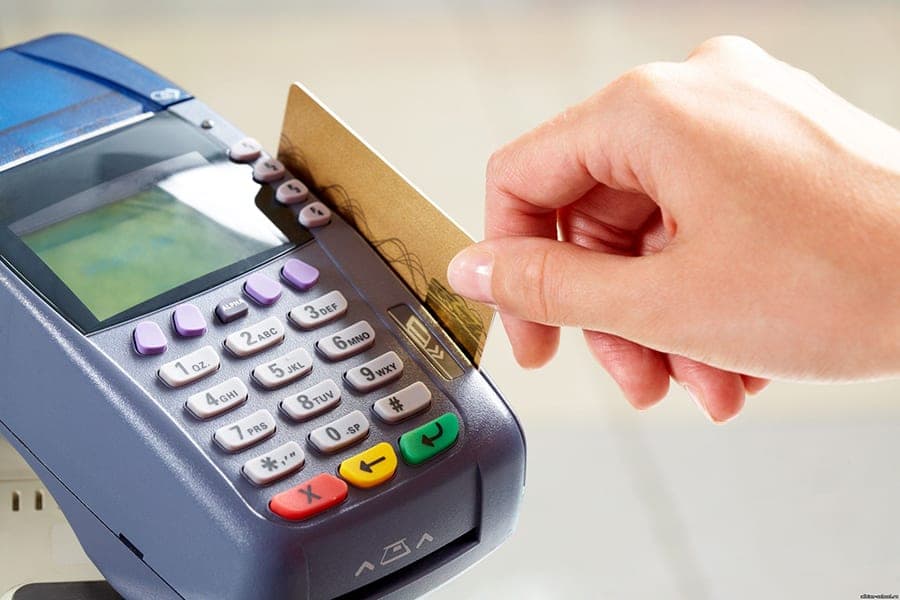 En Minsk, un extranjero encontró una tarjeta bancaria y pagó por sus viajes y compras