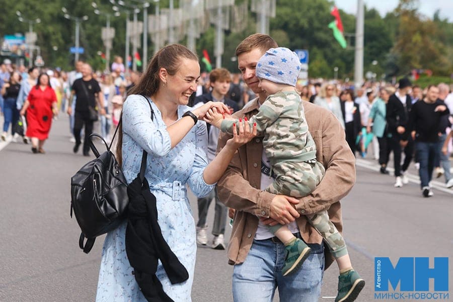 От отпуска папе до «Семейного капитала». Какие меры поддержки предусмотрены для семей с детьми