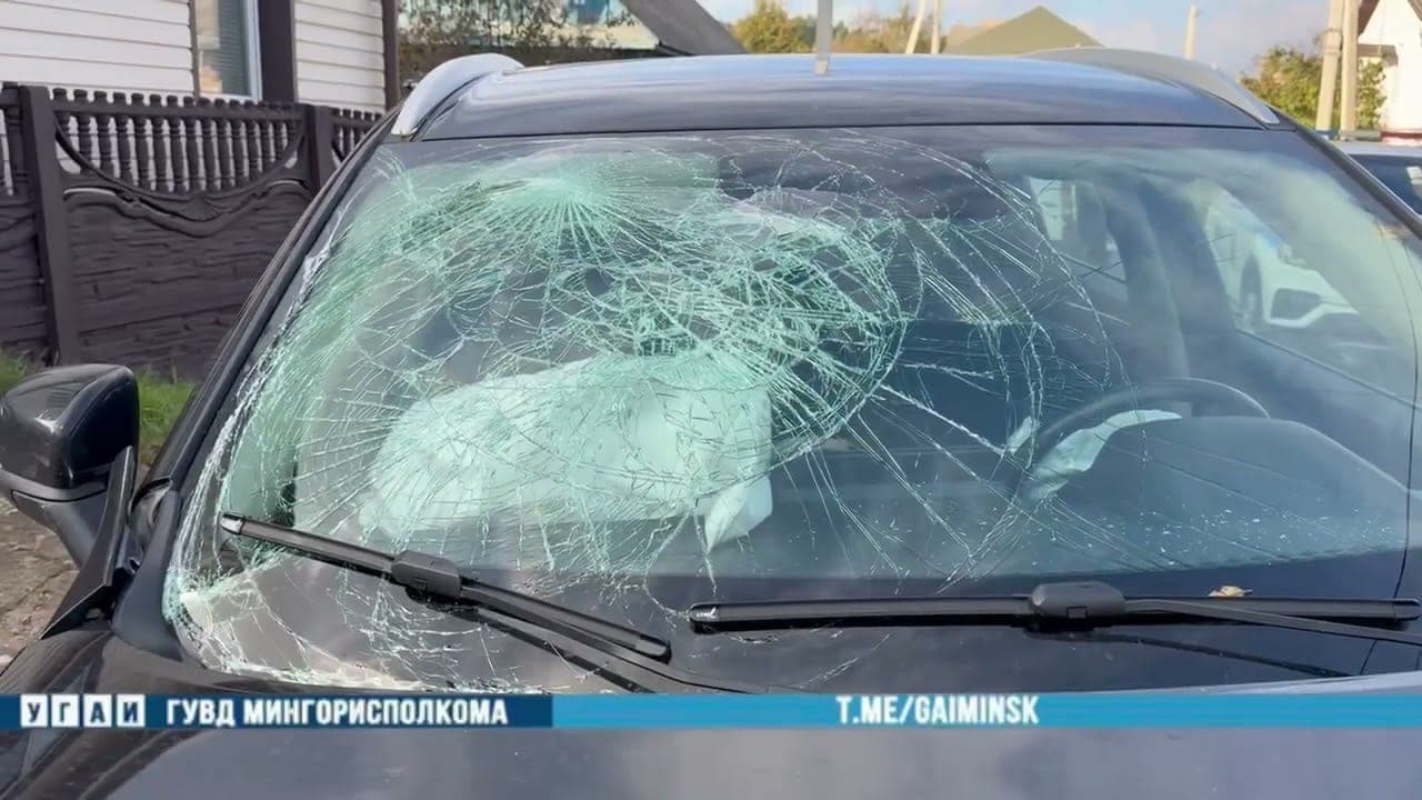 В Минске пьяная бесправница на каршеринге врезалась в столб: пострадали два пассажира