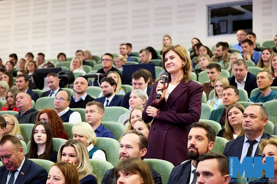 Озеленение, парковки, расширение улиц. О чем еще работники «Беларусбанка» спросили В. Кухарева