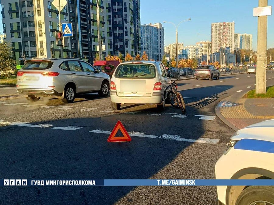 Школьник на велосипеде попал под машину на ул. Н. Теслы