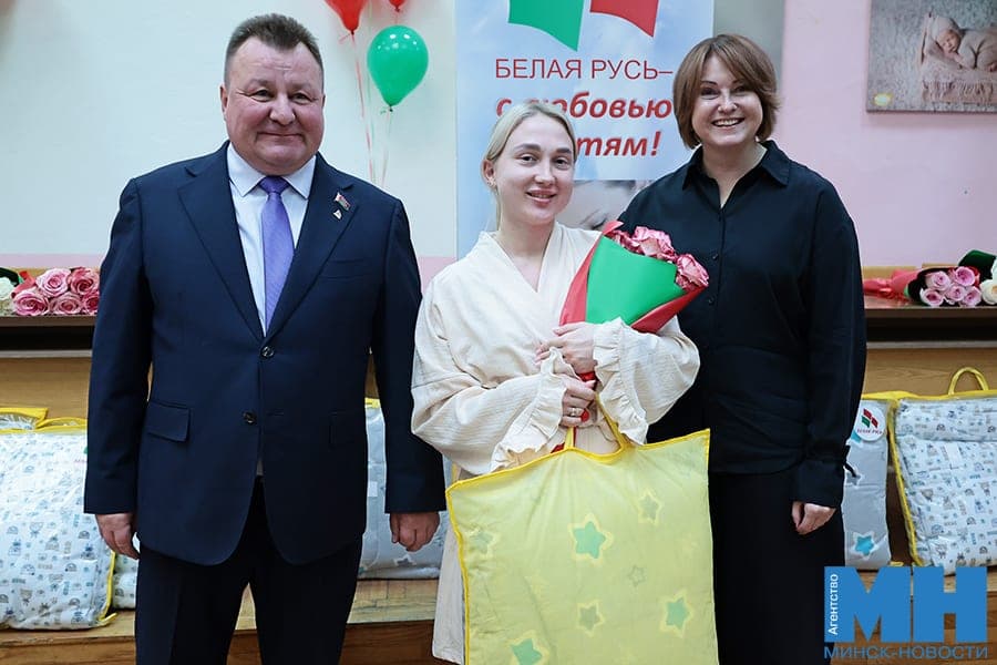 В роддоме 1-й городской клинической больницы поздравили женщин, родивших в День матери
