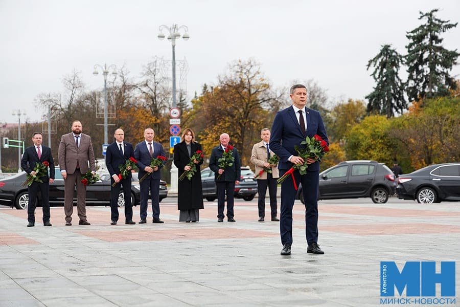 Руководство Минска и Брянской области возложило цветы к монументу Победы
