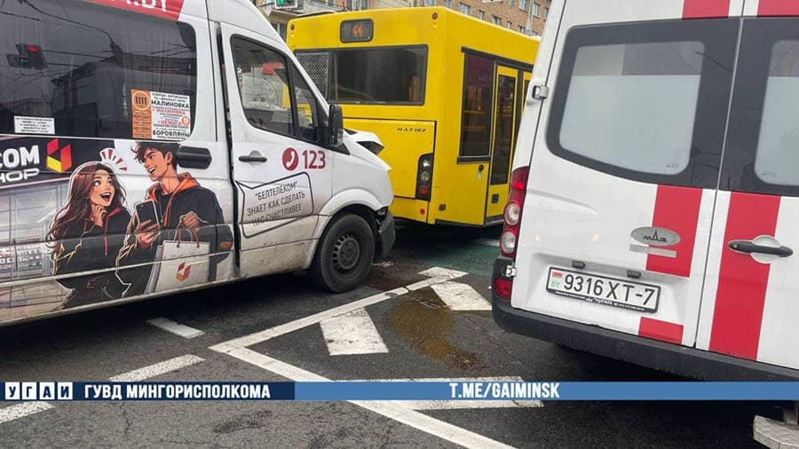 Маршрутка столкнулась с автобусом на столичном перекрестке