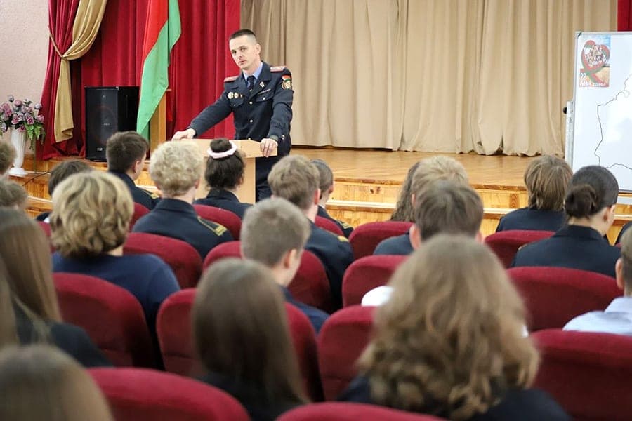 Диалог о важном. Во Фрунзенском милиционеры рассказали школьникам о безопасности перед каникулами