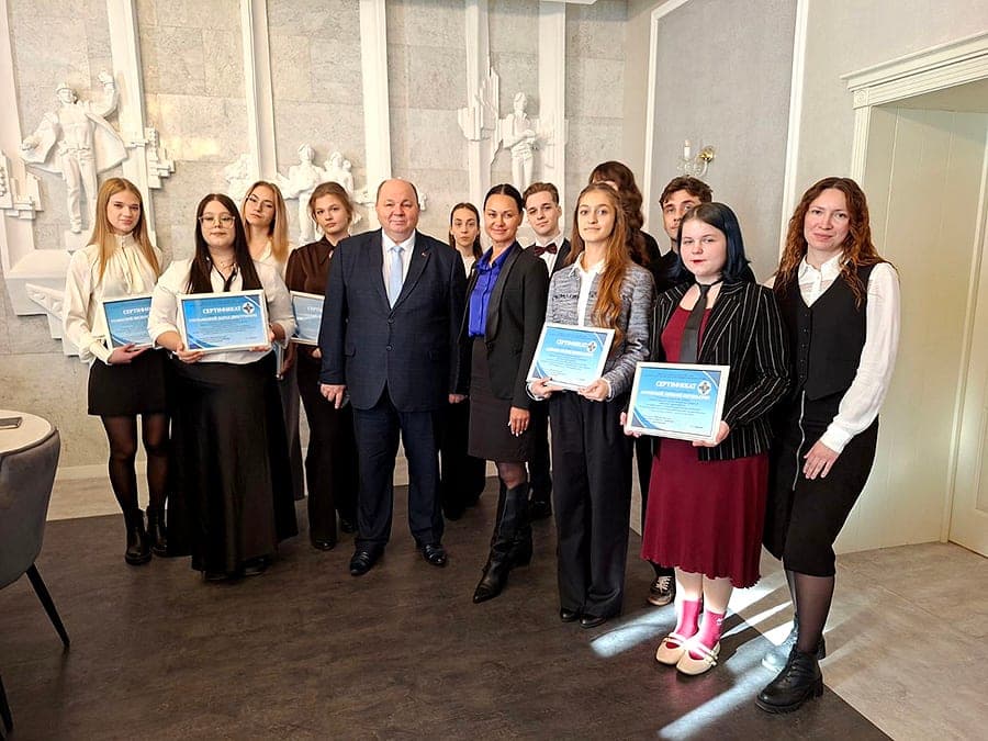 Учащиеся медицинских колледжей столицы получили профсоюзные стипендии