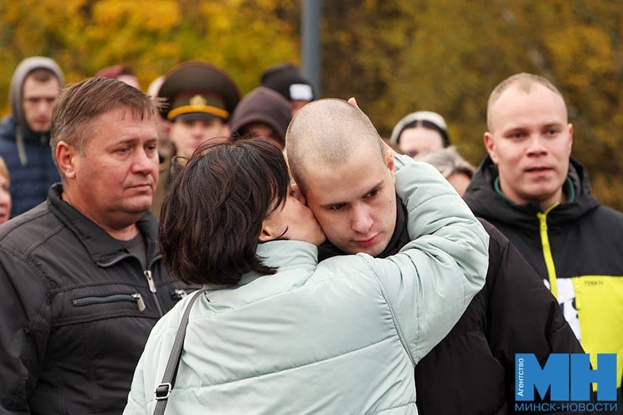 Для них служба только начинается. В Минске состоялись проводы призывников в войска
