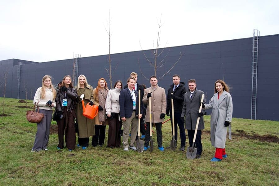 Young parliamentarians planted maples in the park. Hugo Chavez