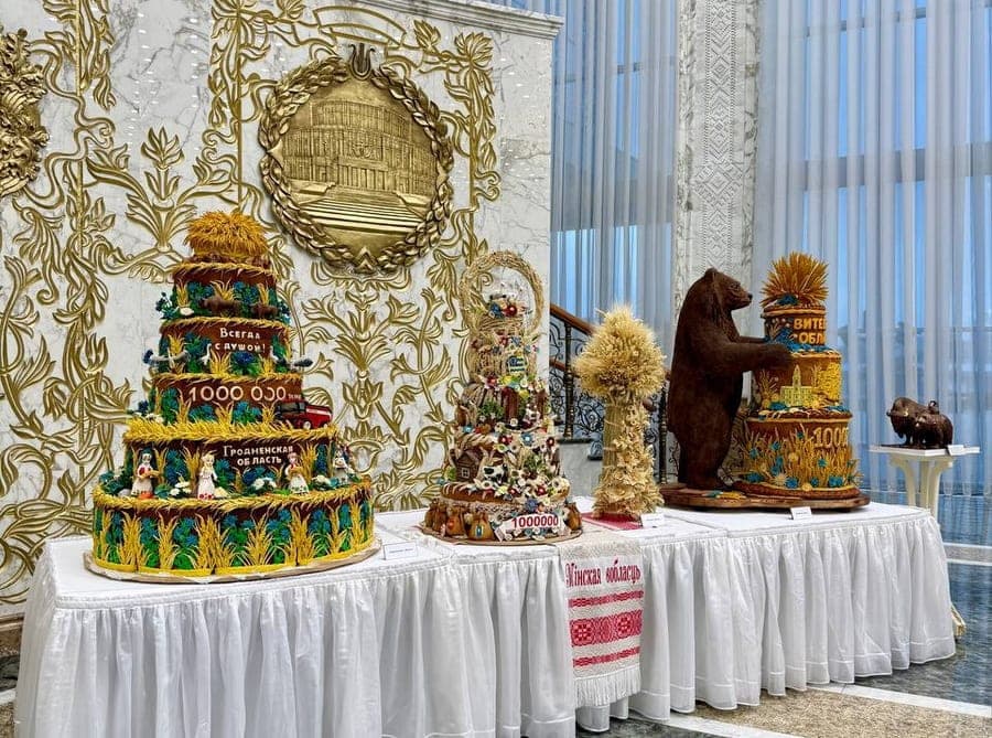 В Минске собрали караваи-«миллионники» из регионов Беларуси — за лучший можно проголосовать