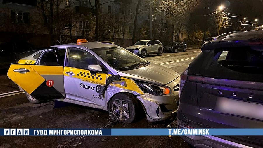 На ул. Кнорина таксист спровоцировал массовое ДТП