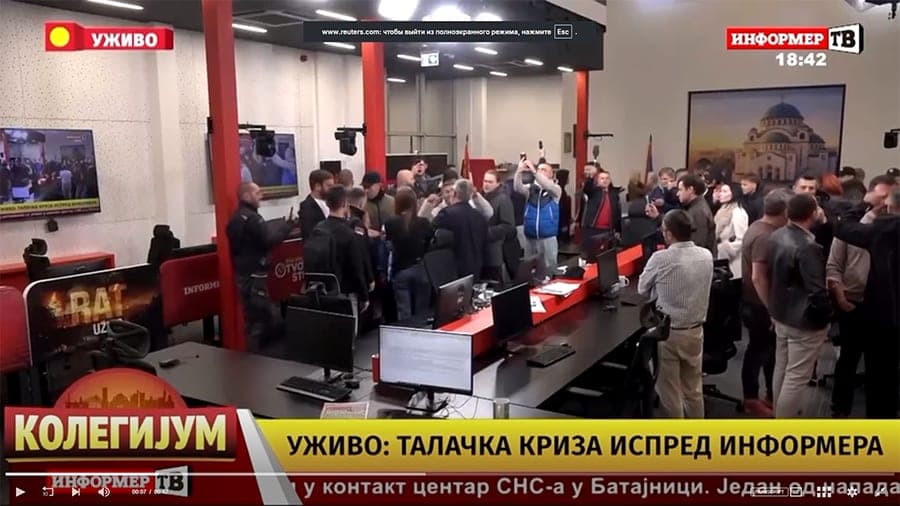 «Вот так в свободной Сербии»: протестующие прервали эфир телеканала, поддерживающего Вучича