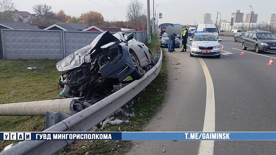 На МКАД у легковушки взорвалось колесо — машина врезалась в осветительную мачту