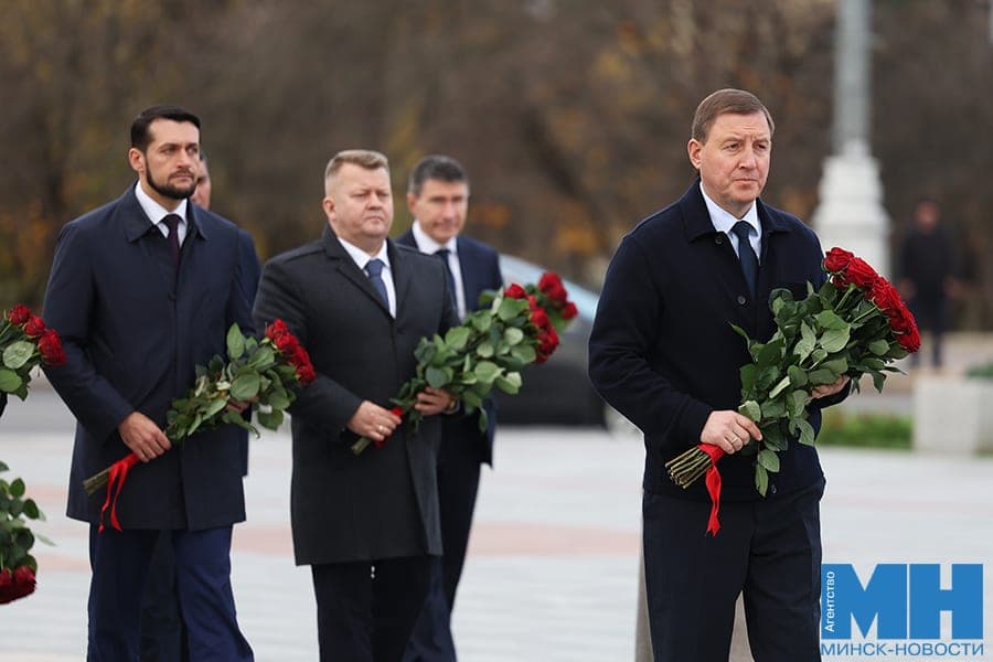 Глава Республики Алтай Андрей Турчак возложил венок к монументу Победы в Минске