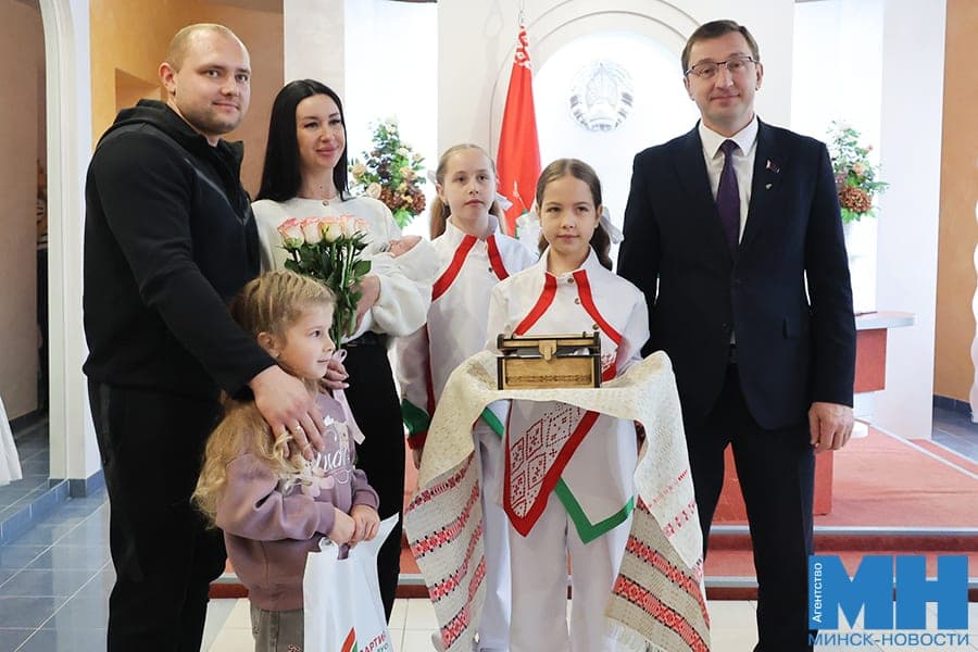 Артём Цуран вручил «Бацькаву кашулю» семьям Партизанского района столицы