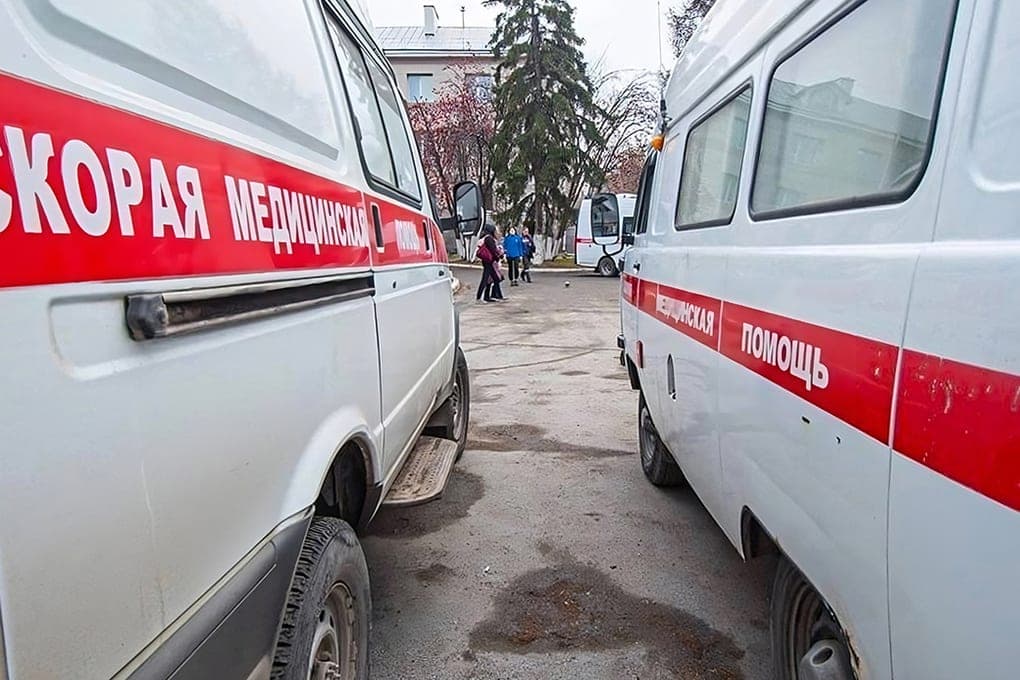 Infiniti flew on a collision and collided with a truck near Novosibirsk