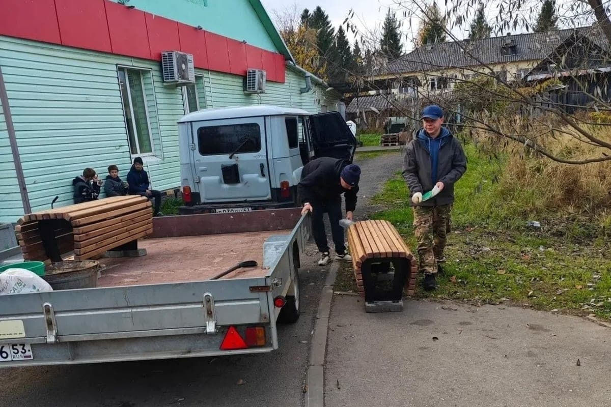 At the request of elderly residents of the Kholm district, benches were installed at shops