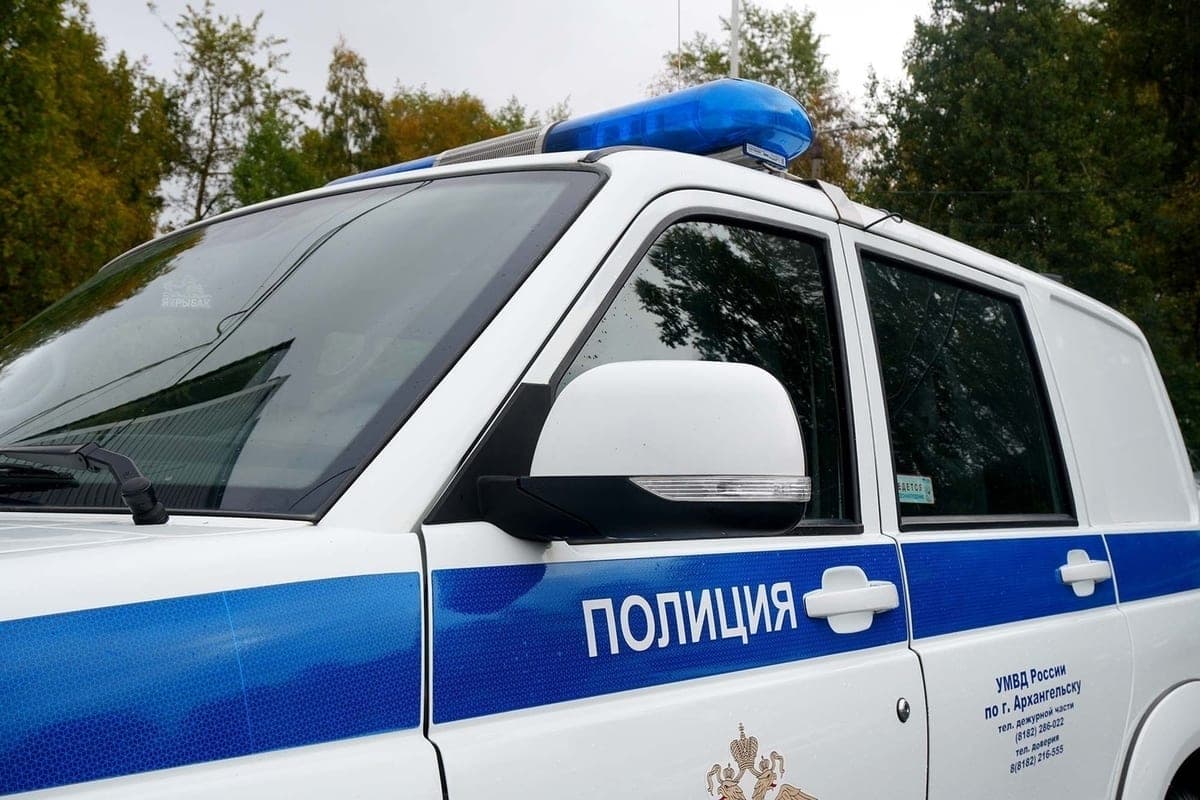 En Arkhangelsk, un hombre colgó a una niña de un año detrás del balcón