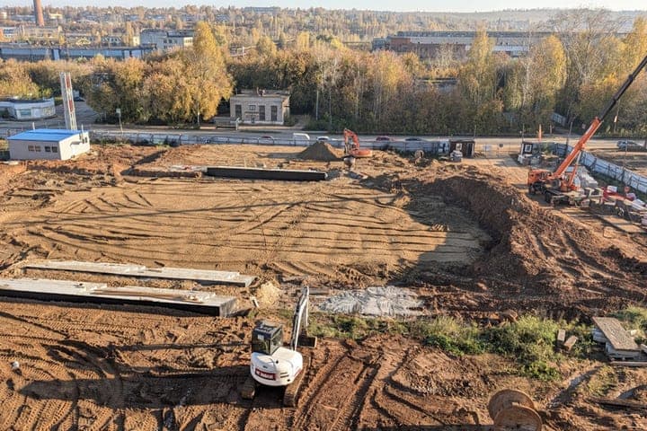 In a school under construction in Nytva build a school stadium