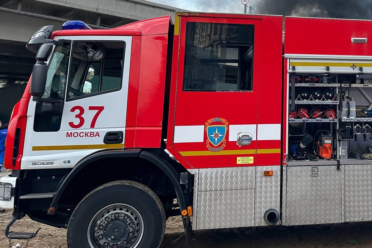 На железной дороге загорелись два вагона товарного состава