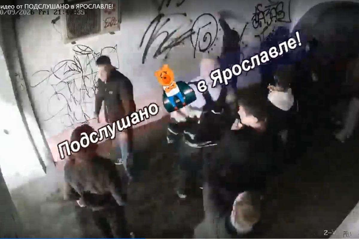 В Ярославле толпа подростков размалевала арку дома на Комсомольской