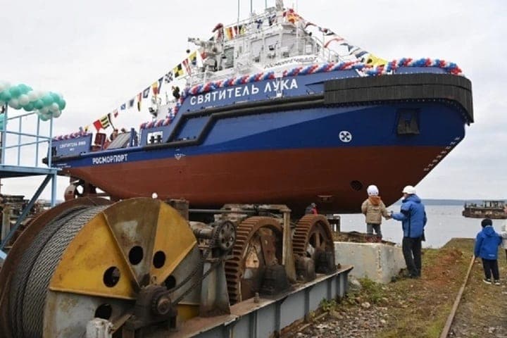 В Петрозаводске спустили на воду новый буксир «Святитель Лука»