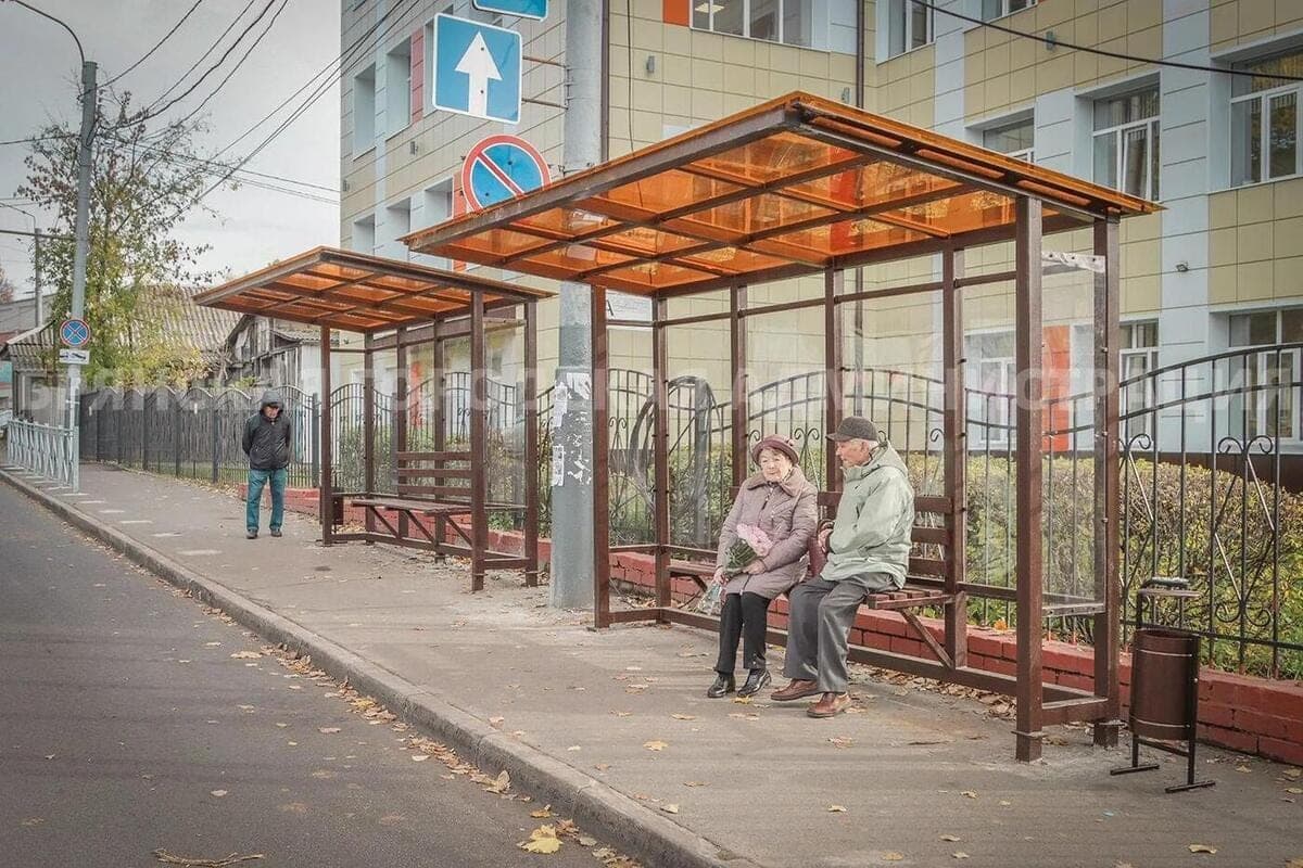 В Брянске на остановке «Школа №2» установили павильоны необычной конструкции