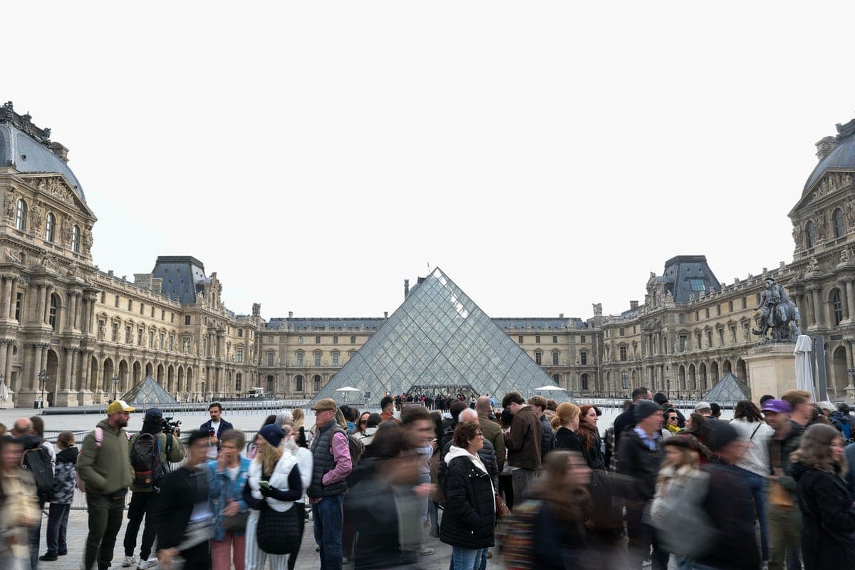 The Louvre was again in the center of the scandal: the museum found an open window
