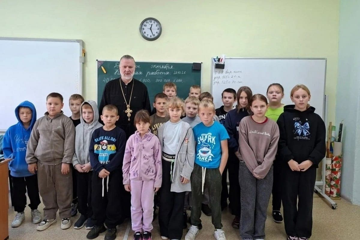 Clerics of the Church of St. Alexander Nevsky held a meeting with students of the Moscow school