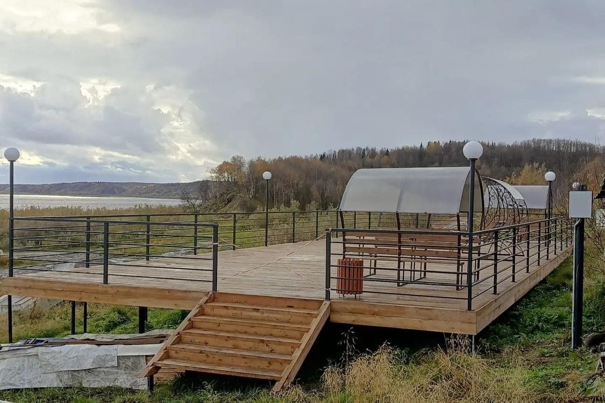 Im Dorf Hongurei erschien "Hongurei Embankment"