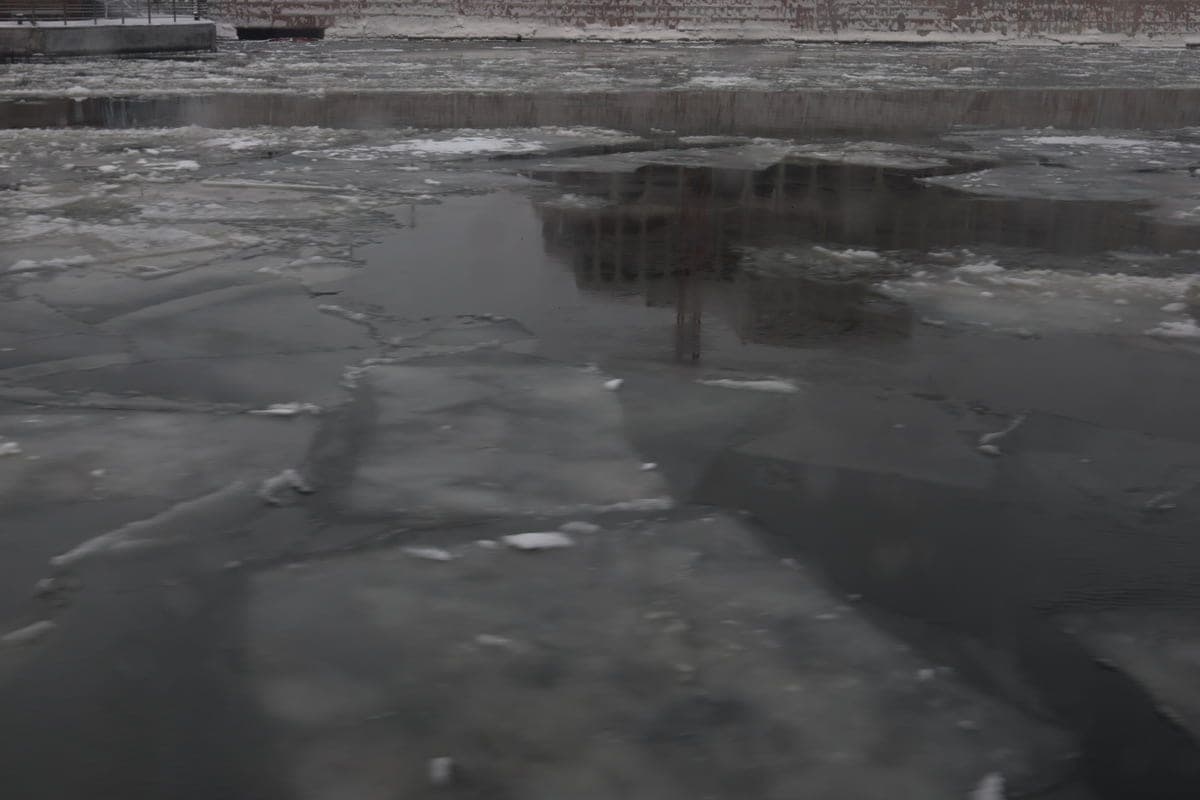 Cars began to fall under the ice in the Russian region