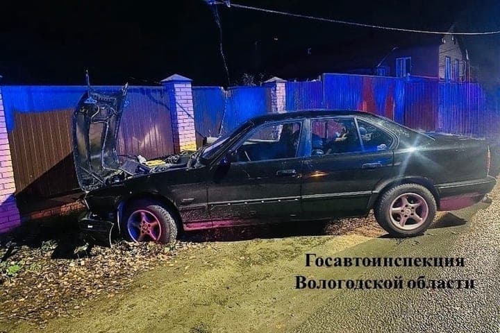 Пьяный водитель без прав врезался в забор жилого дома в Череповце