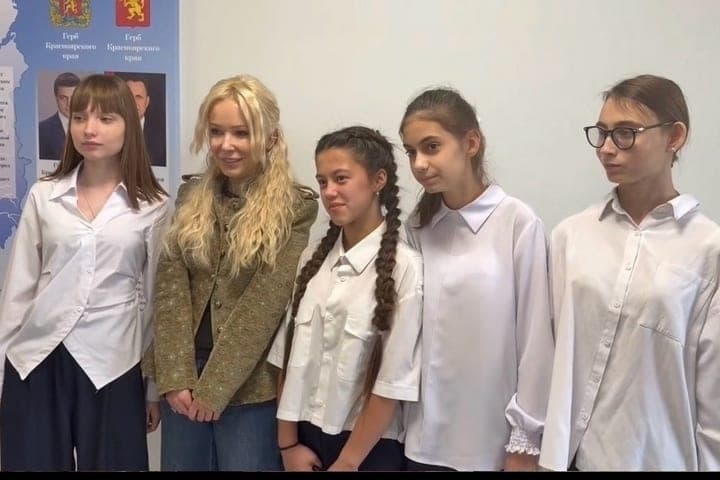 Mizulina held a lesson in the Krasnoyarsk school, and then drove to the dormitory of the agrarian university