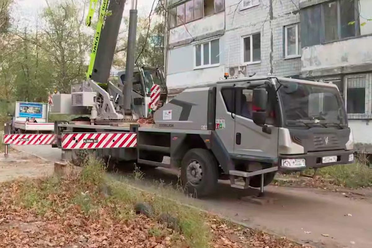 В Донецке ремонтируют кровлю дома на улице Шекспира после обращений жильцов