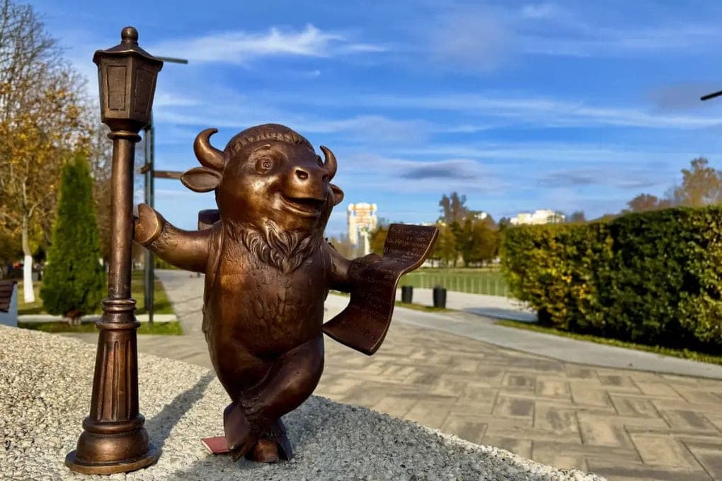 En el centro del Águila instalaron las primeras figuras de bronce bisonte