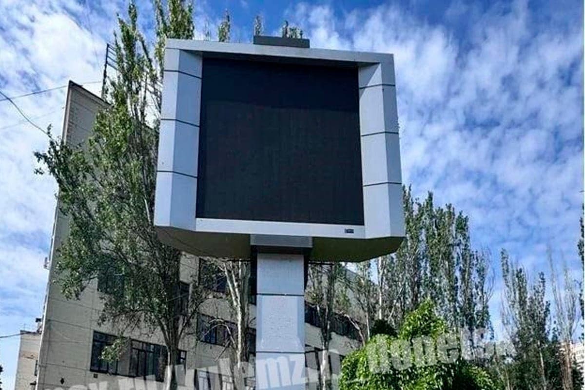 В Донецке продолжают демонтировать самовольно установленные рекламные конструкции