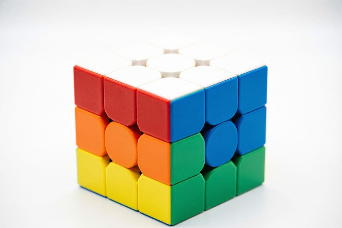 Little Chinese Man Builds Rubik’s Cube in 2.51 Seconds