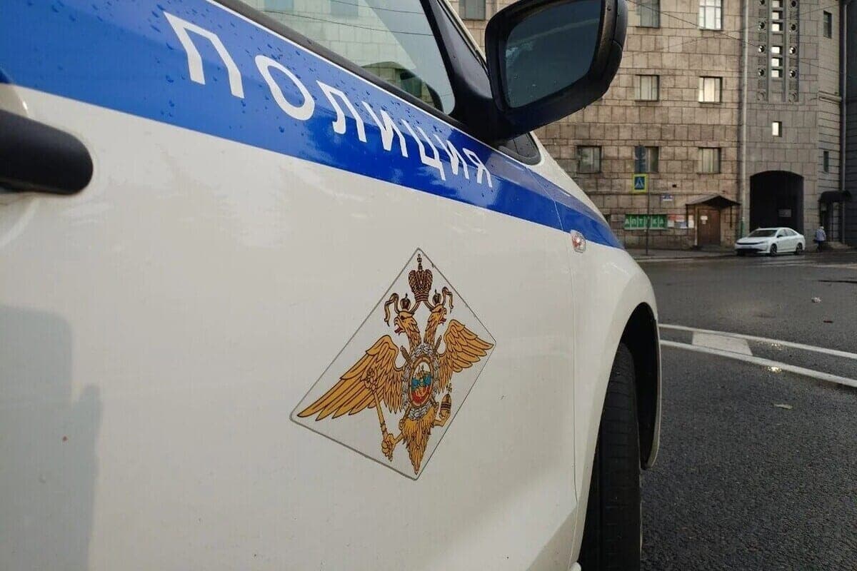 Auf der Straße von Murinsk traf ein ausländisches Auto einen Fußgängerverletzer