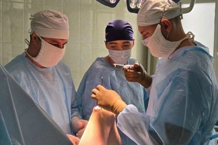 Владимирские хирурги провели сложную операцию юному футболисту