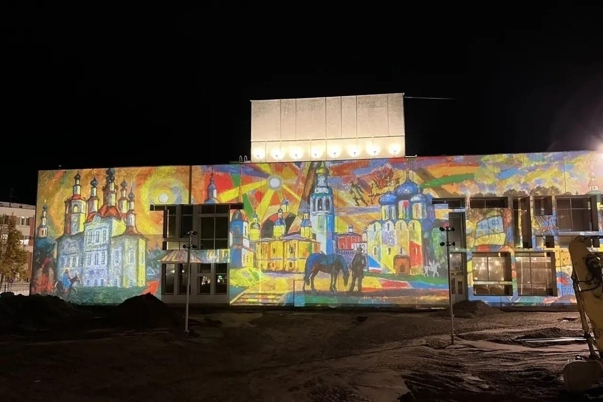 Peinture de l'artiste Vladimir Korbakov est présenté sur la façade du théâtre dramatique à Vologda