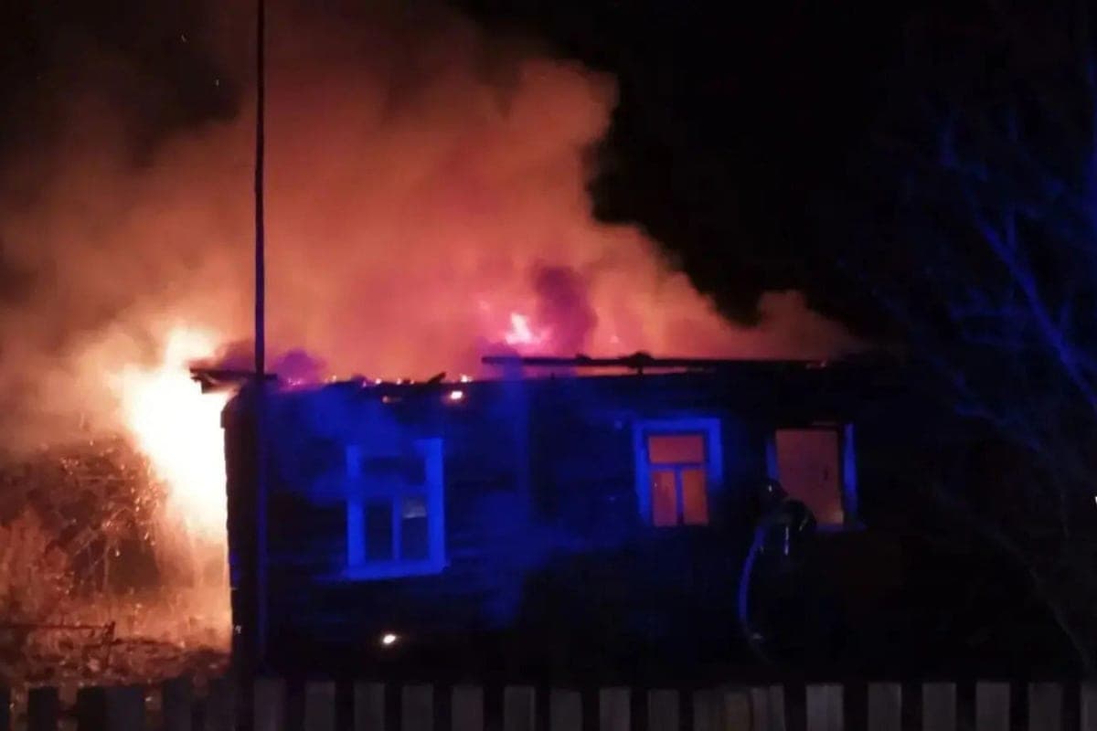 Employees of Lenoblpozhspass for the day extinguished containers, houses, attics and baths