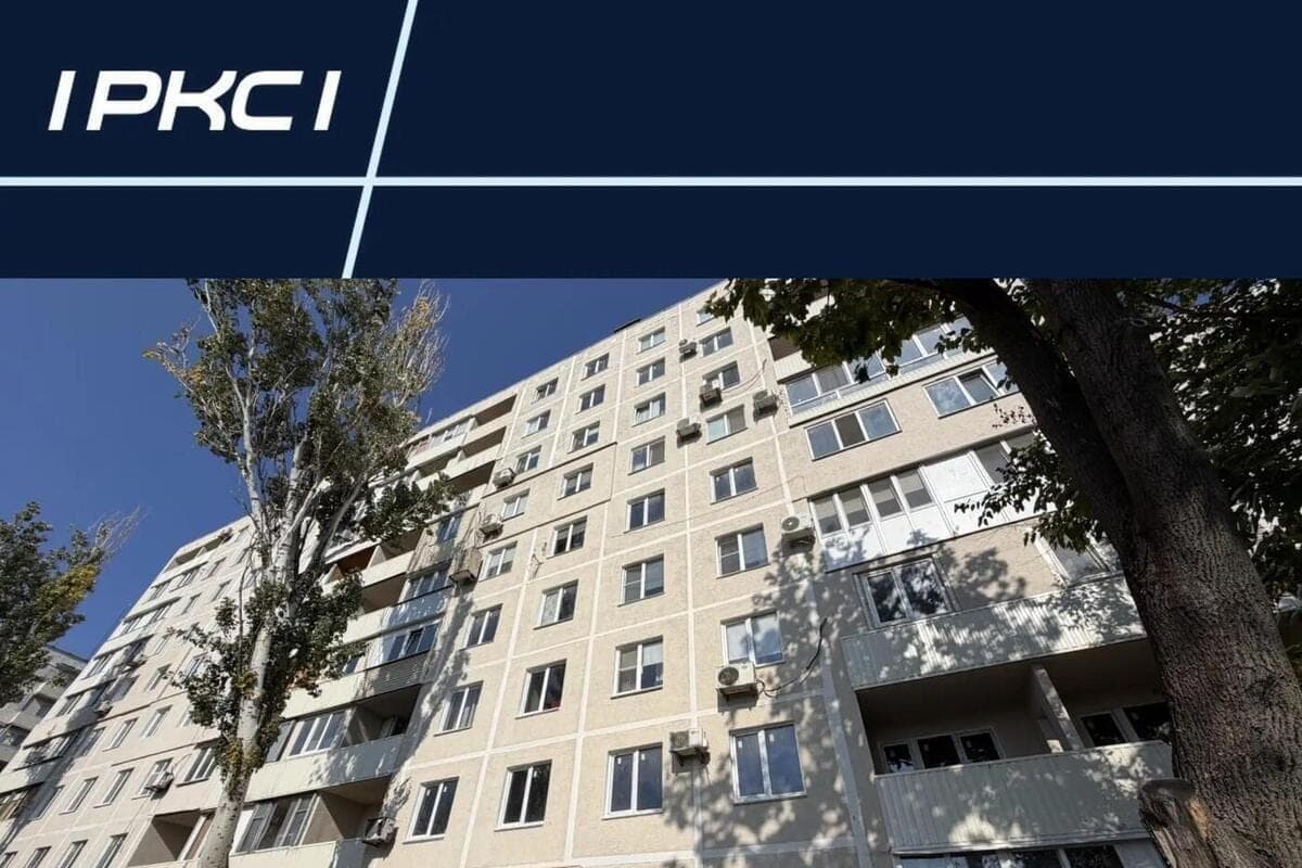 In Mariupol aktualisiert neunstöckiges Haus auf der Straße 50 Jahre UdSSR