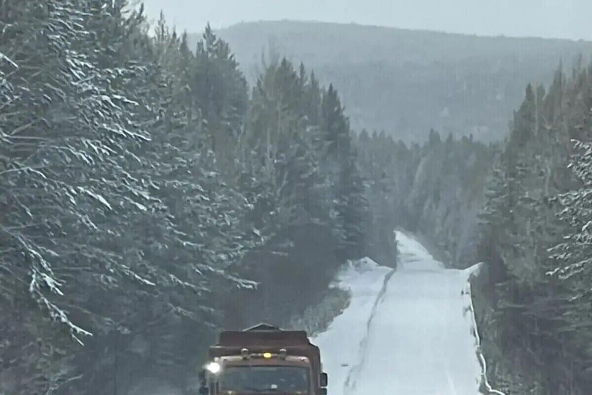 The regional highways of the Angara region are cleared of snow and treated against ice