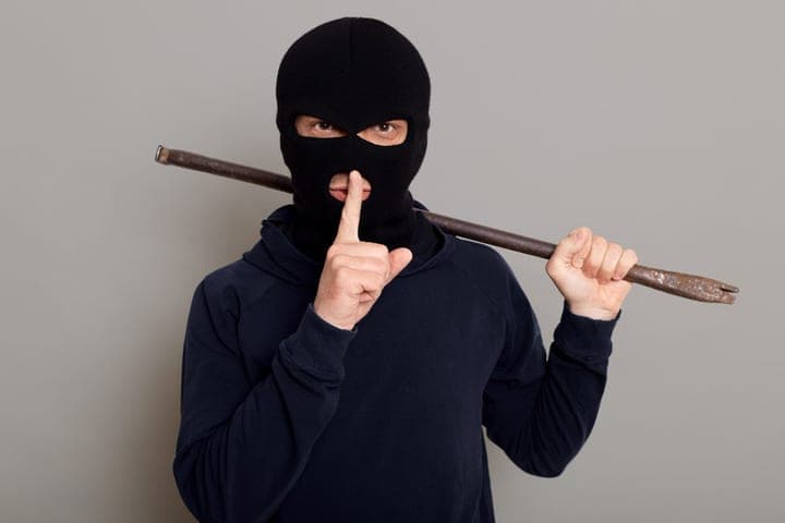 Рецидивист разбил окно железной трубой и с ножом напал на кировчанку