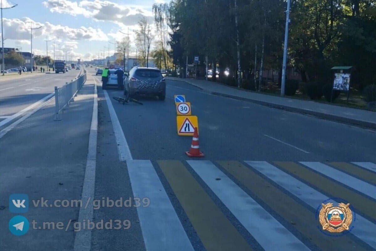 Un enfant avec un vélo a été heurté par une voiture au croisement à Guryevsk