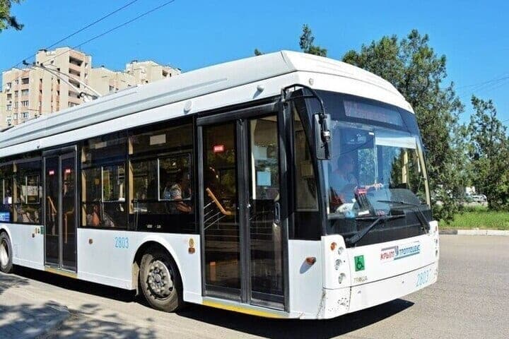 The shortage of bus drivers in the Crimea is filled with large cars and training n