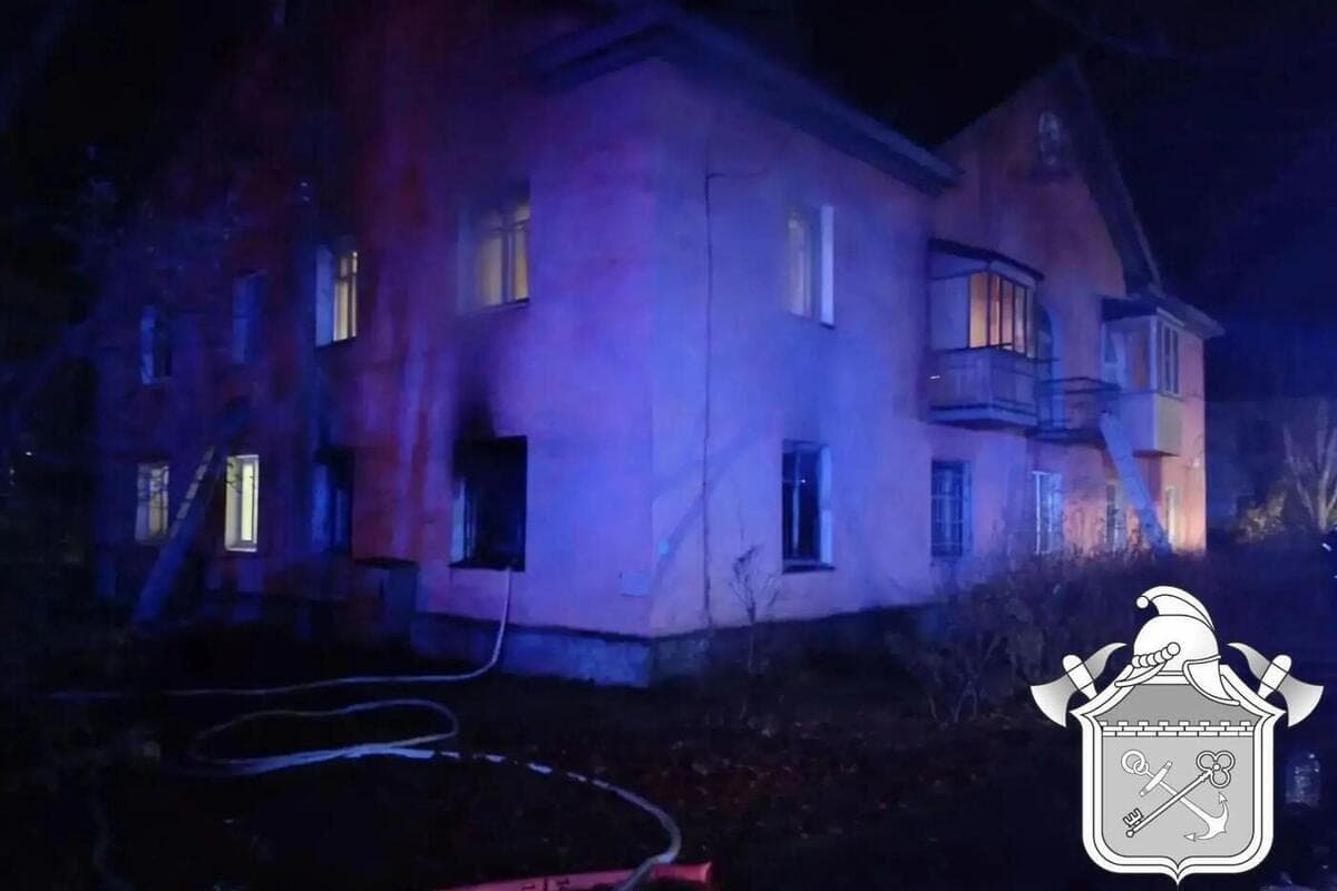 Firefighters took people out of a burning apartment in Priozersk at night